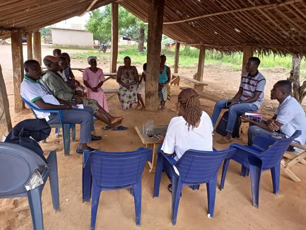 Rencontre sous un hangar communautaire