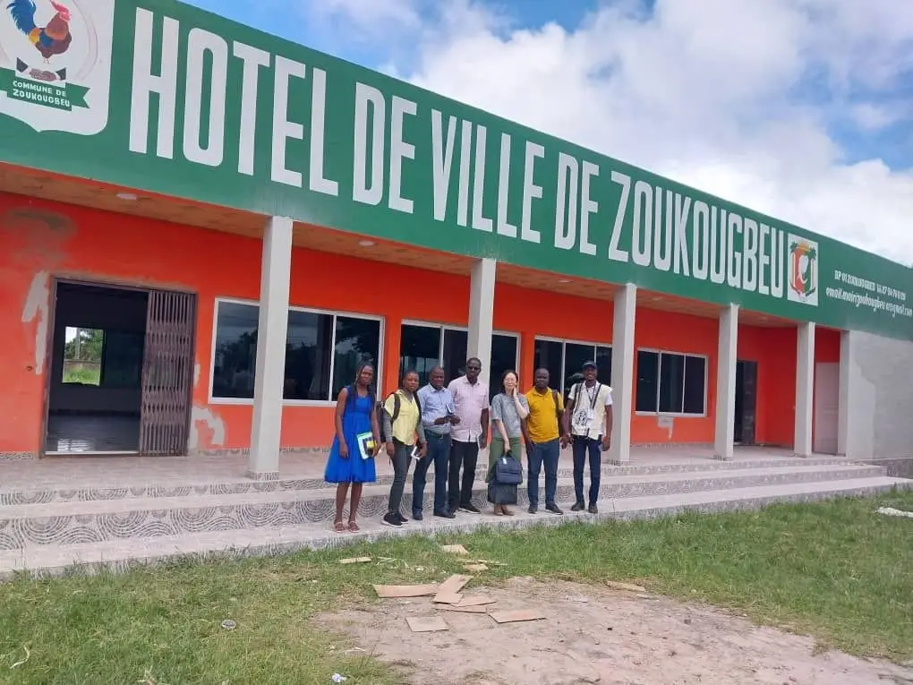 Équipe de mission devant l'hôtel de ville de Zoukougbeu